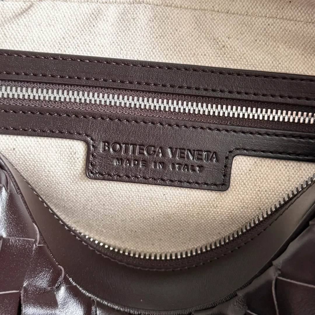Batch 1820 BOTTEGA VENETA small INTRECCIATO woven camera bag This bv classic camera bag is a further evolution of classic woven technology, combining practicality and fashion, perfectly meeting multi-purpose needs! Classic leather handmade. Lightweight and large capacity. The shoulder strap is removable and adjustable. In addition to being worn cross-body, it can also be placed in the suitcase as a toiletry bag. It is very convenient for daily storage and classification. It also has hanging accessories to show your personality. No matter how complicated the world is, as long as you have a bag with you, everything will become better. Style number: 755923 Size: 24.5*15*6cm